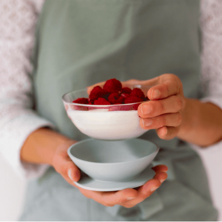 Ventouses sous les assiettes et le bol : pour adhérer à la table et limiter les incidents